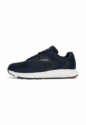 Dunkelblauer Sport-Sneaker mit schwarzen Mesh- und Wildlederpanelen, weißer Sohle und "HILFIGER"-Logo an der Seite, von der äußeren Seite gezeigt.