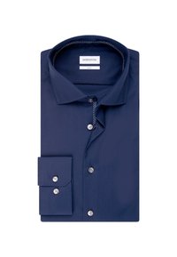 Tmavě modrá košile na knoflíky z hladké látky. Má klasický límec, jednu náprsní kapsu a knoflíky ve stejné barvě.