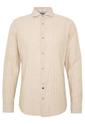 Beige overhemd met lange mouwen, knoopsluiting, dunne witte verticale strepen en een klassieke kraag, weergegeven op een witte achtergrond.