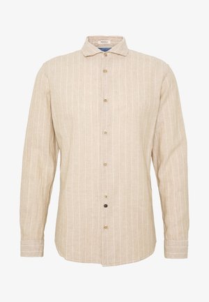Beżowa koszula na długi rękaw na guziki z cienkimi białymi pionowymi paskami i klasycznym kołnierzykiem, przedstawiona na białym tle.