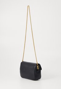 Borsa a tracolla in pelle nera con una tracolla a catena dorata e un dettaglio con chiusura, caratterizzata da una forma strutturata e una texture liscia.