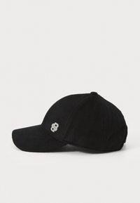 Gorra de béisbol negra hecha de tela suave, con una visera curva y un pequeño logotipo de strass en el lado izquierdo frontal.