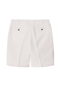 Pantaloni corti bianchi con sottili righe verticali rosse, dotati di due tasche posteriori con bottoni marroni e una parte anteriore piatta.