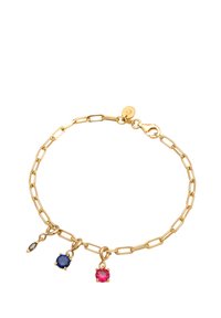 Gold-Link-Armband mit drei Charms: einem blauen Edelstein, einem pinken Edelstein und einem kleinen silbernen Akzent, der eine Mischung aus Farben und Texturen zeigt.