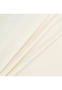 Geribbelde stof in zachte off-white tinten, met een subtiele textuur en gelijkmatig verdeelde richels die een lichte, vloeiende uitstraling creëren.