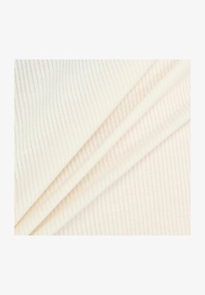 Ribbad kappa i mjuka off-white nyanser, med en subtil textur och jämnt fördelade åsar som skapar en lätt och flödande känsla.