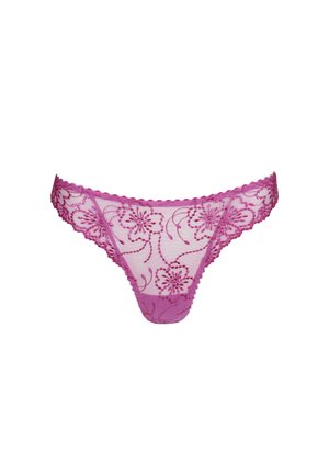 Vaaleanpunainen pitsinen stringi, jossa on kukkakirjailuja, siksakreunukset ja läpikuultava verkkomateriaali. Kevyt ja hienostuneesti teksturoitu.