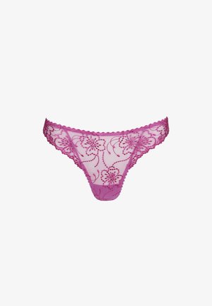 Perizoma rosa in pizzo con motivi floreali ricamati, bordi smerlati e tessuto in mesh trasparente. Leggero con una finitura delicata e strutturata.