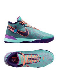 Hochschuh-Nike-Sneaker mit einem türkis- und lilafarbenen gemusterten Mesh-Obermaterial, orangen Schnürsenkeln und einer lila Sohle. Mit Logo-Akzenten.