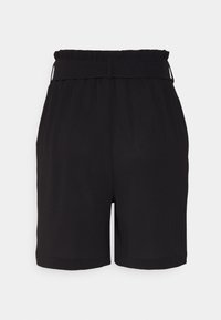 Czarne szorty wykonane z lekkiego materiału. Posiadają falbanasty pas i pasek przymocowany z przodu. Gładka tekstura, dopasowany krój.