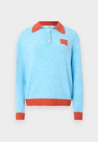Himmelblauer Strickpullover mit rotem Kragen und Saum. Verfügt über eine dreiknöpfige Knopfleiste und einen kleinen roten Aufnäher auf der Brust. Weiche Textur.