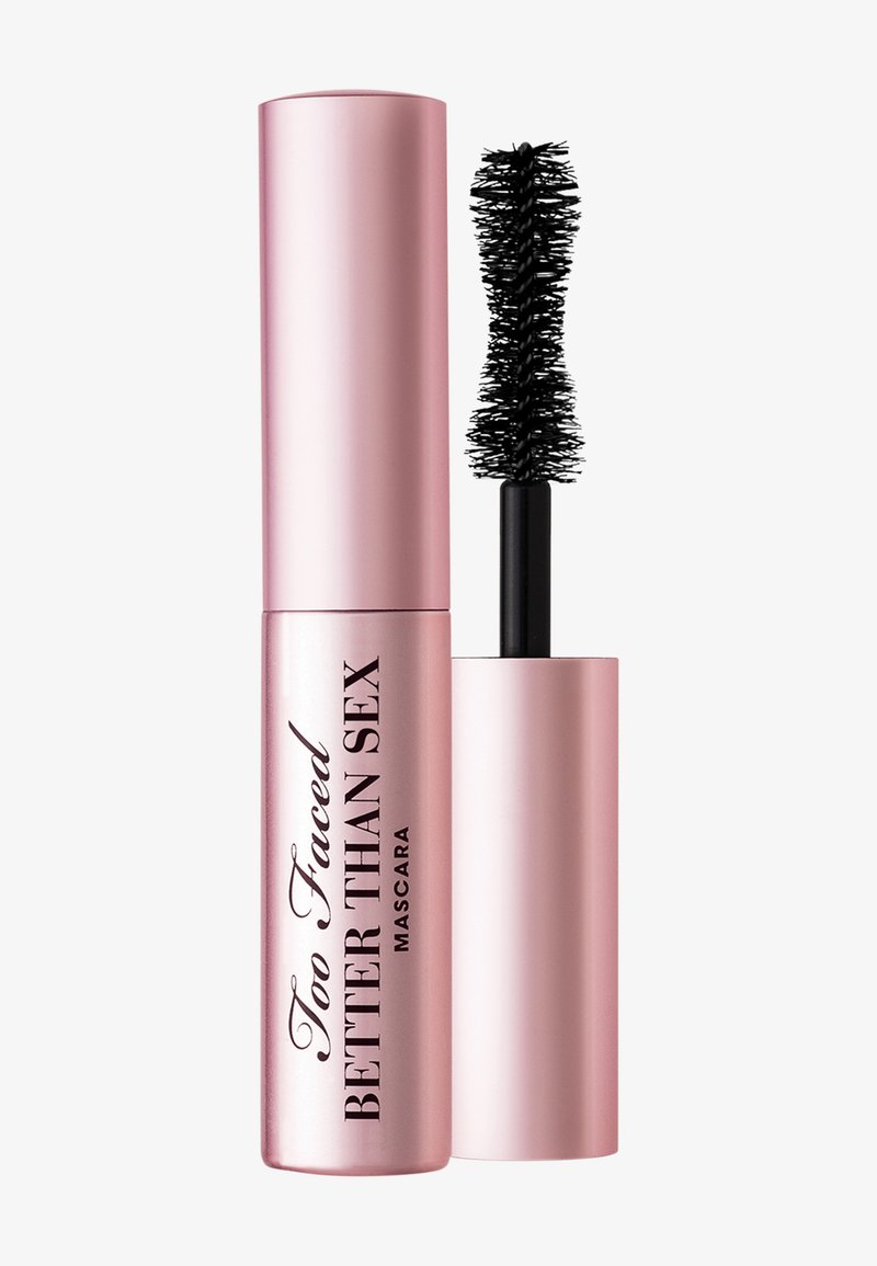 Roze tube van Too Faced Better Than Sex mascara met de borstel verwijderd en zichtbaar tegen een witte achtergrond.