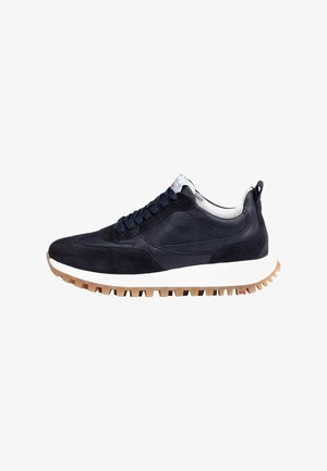 Baskets en suède et cuir bleu marine avec semelle intercalaire blanche, semelle extérieure marron texturée et lacets bleus. Présente un col rembourré et une languette au talon.