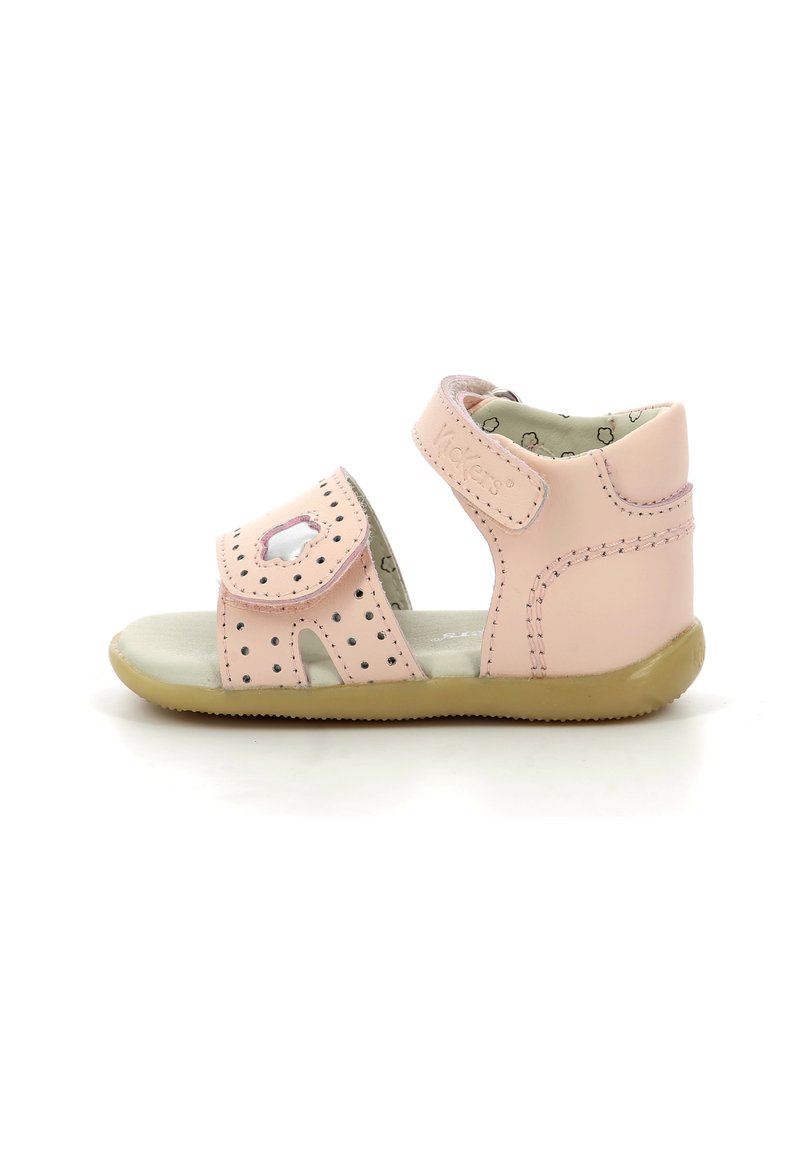 Sandalo in pelle rosa chiaro con perforazioni, cinturino regolabile e soletta morbida beige. Progettato con una suola in gomma per aderenza e comfort.