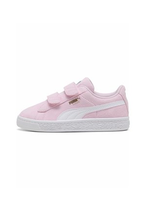 Różowe zamszowe trampki Puma z białą podeszwą, białym paskiem z boku, złotym logo Puma oraz dwoma paskami na rzep do zapięcia, widoczne z boku.