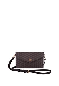 Teksturowana, ciemnobrązowa torebka na ramię w kształcie koperty, z akcentem w kolorze złotym w postaci logo oraz odpinanym paskiem.