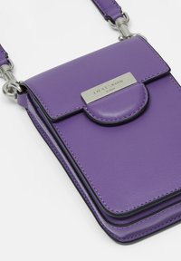 Liebeskind Berlin PENELOPE - Étui à portable - flieder