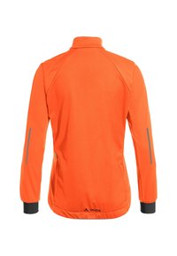 Ljusorange mjukskaljacka med hög krage, långa ärmar, reflexdetaljer på ärmarna och en logotyp vid fållen. Slät textur.