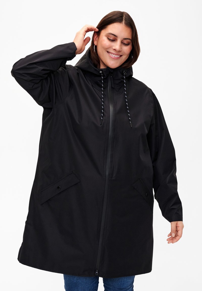 Svart vattentät jacka med huva, med dragkedja, snörning och sidofickor för ökad funktionalitet. Slät textur.