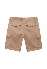 Pantaloni cargo beige realizzati in cotone, con quattro tasche, passanti per cintura e un logo sulla gamba sinistra, texture liscia e taglio dritto.