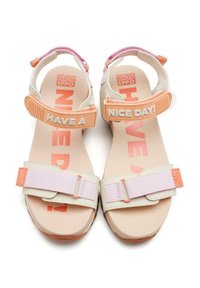 Sandalias de punta abierta con correas ajustables, en colores crema y rosa pastel. "¡QUE TENGAS UN BUEN DÍA!" impreso en las correas con letras blancas.