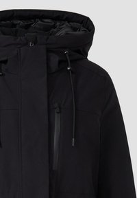 Schwarze Kapuzenjacke mit einem Reißverschluss-Brusttasche, verstellbaren Kordeln und einem glatten, strukturierten Stoff. Merkmale ein elegantes, minimalistisches Design.