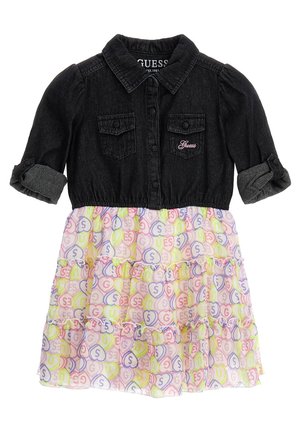 Robe en denim avec un haut sombre, fermeture à boutons et deux poches. La partie inférieure présente un design de volants coloré et à étages.