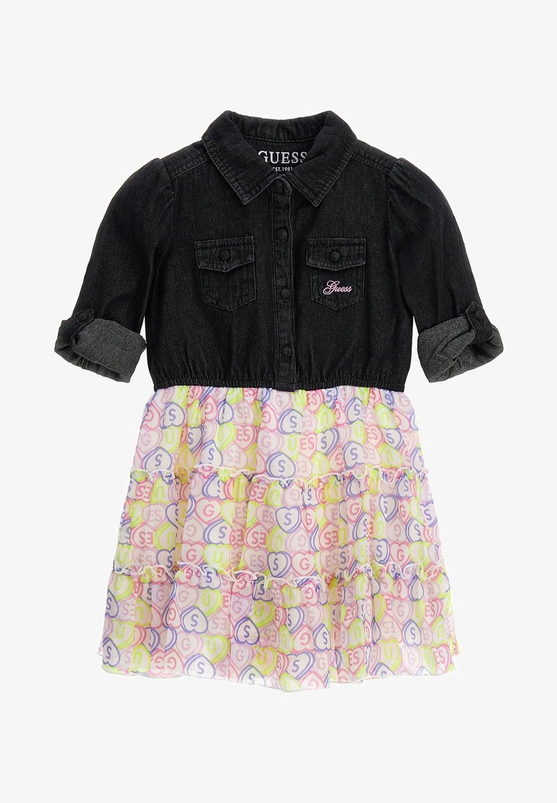 Robe en denim avec un haut sombre, fermeture à boutons et deux poches. La partie inférieure présente un design de volants coloré et à étages.