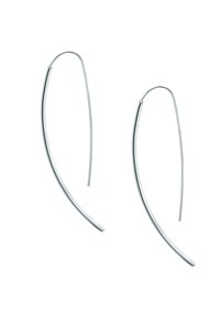 Pendientes de aro curvados de plata, con un diseño elegante y alargado, una textura suave y un aspecto minimalista.