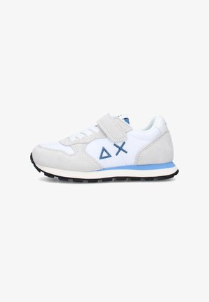 Sneaker bianco e grigio con accenti di suola blu, cinturino in Velcro, lacci e simboli geometrici blu sul lato, mostrato di profilo su uno sfondo bianco.