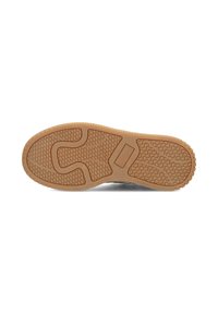 Semelle de chaussure en caoutchouc tan avec des motifs géométriques et surélevés pour une meilleure adhérence, vue du dessous sur un fond blanc.