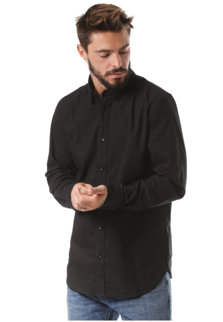 Camisa negra de manga larga con cuello abotonado, hecha de tela tejida, con un dobladillo recto y detalles de costura sutil.