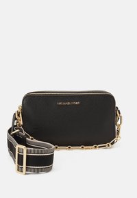 Schwarze Leder-Crossbody-Tasche mit goldenen Beschlägen, Reißverschluss und verstellbarem, gestreiftem Tragegurt. Verfügt über eine strukturierte Oberfläche und ein Logodetail.