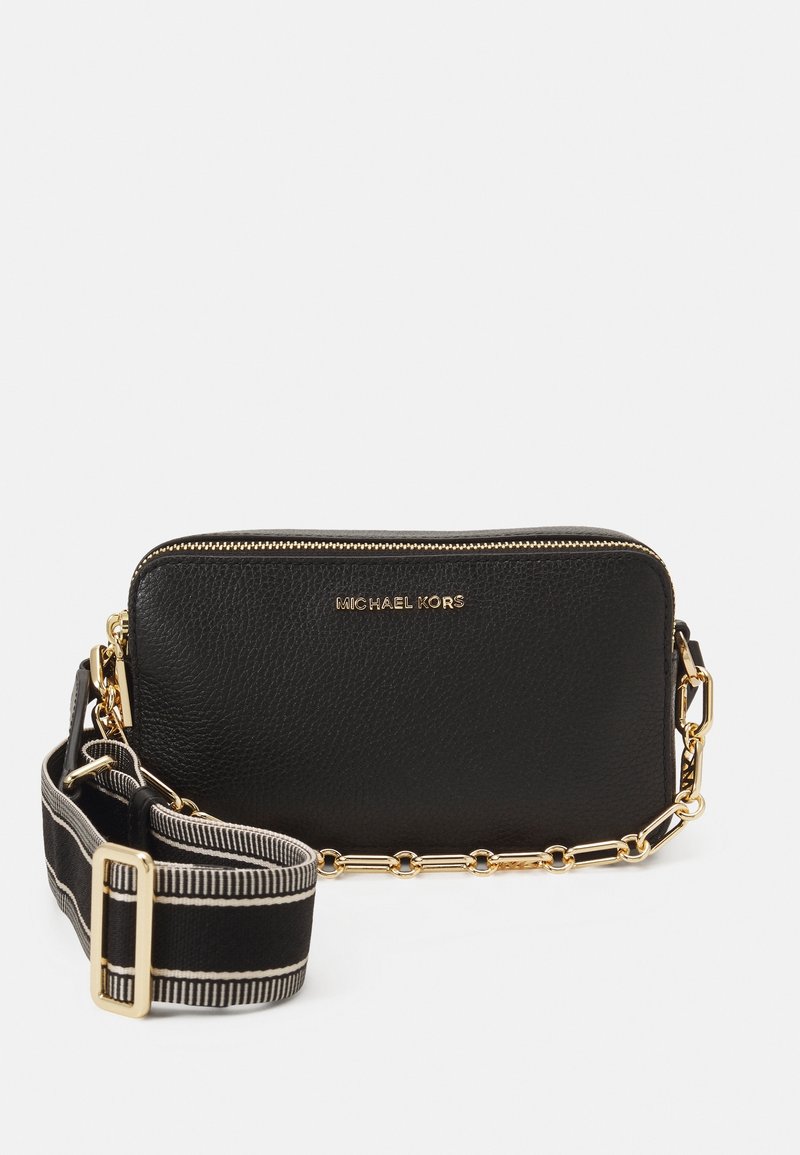 Schwarze Leder-Crossbody-Tasche mit goldenen Beschlägen, Reißverschluss und verstellbarem, gestreiftem Tragegurt. Verfügt über eine strukturierte Oberfläche und ein Logodetail.