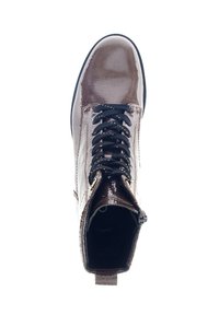 Bottines en cuir verni marron avec des lacets noirs. Présentent une fermeture éclair sur le côté, un bout rond et une surface texturée. Accents dorés visibles.