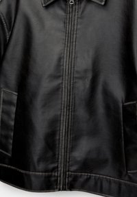 Veste en cuir noire vue de face avec fermeture éclair, col et deux poches latérales visibles sur un fond uni.