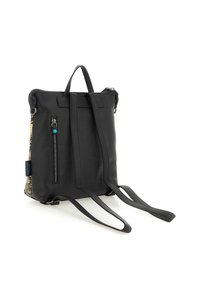 Zaino in pelle nera con finitura testurizzata, dotato di una tasca frontale con zip, spallacci regolabili e un pannello laterale decorato.