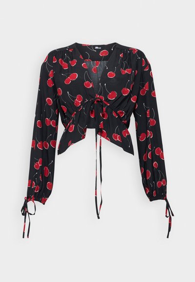 Blusa nera con maniche lunghe, legata davanti. Caratterizzata da una stampa di ciliegie rosse e polsini elastici. Tessuto leggero e fluido con scollatura a V.