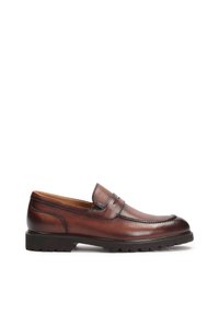Mocassins en cuir marron avec une finition lisse, présentant une couture et une semelle en caoutchouc avec un profil pour l'adhérence. Éléments de design classiques inclus.