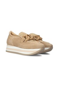 Beige geperforeerde sneakers met geweven accenten, een ronde neus en een gestapeld zool met witte strepen. Bovenwerk van textuurleer, minimalistisch ontwerp.