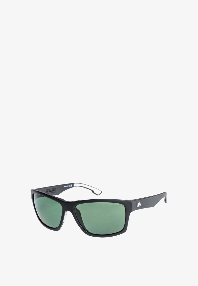 Zwarte zonnebril met groene lenzen, rechthoekige vorm, matte afwerking, siliconen neuspads en subtiel logo op de pootjes.
