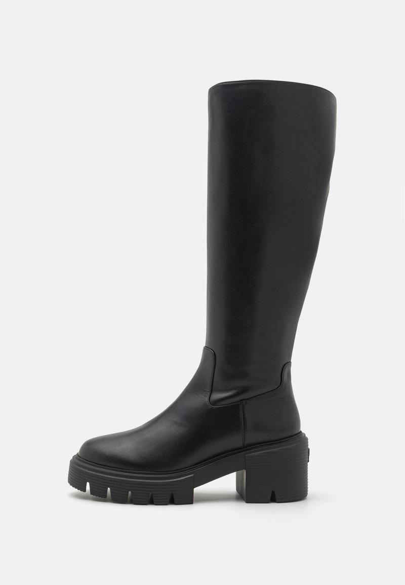 Botas de couro pretas até ao joelho com uma textura suave, sola de plataforma grossa e design de bico quadrado. Estilo minimalista sem acentos visíveis.