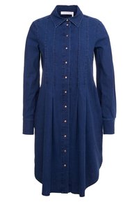 Džínová košilová šaty v tmavě modré barvě s dlouhými rukávy, límcem, předním knoflíkovým zapínáním a vertikálními švy.