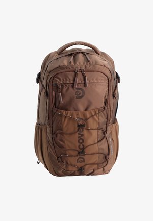 Brun Discovery-rygsæk med flere lynlåslommer, forreste elastiske snore, sidelommer og polstret topgreb mod hvid baggrund.