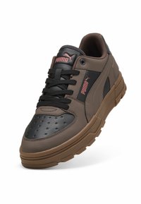 Baskets marron clair et noires avec une tige en cuir lisse, une boîte à orteils perforée, des lacets noirs et une semelle texturée marron. Présente des accents du logo Puma.