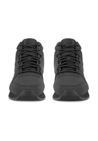 Mustad spordijalatsid, millel on sile pealiskate, ümar nina ja tekstuuriga kummist tallaosa. Paelad läbivad tugevdatud silmad, et tagada kindel sobivus.