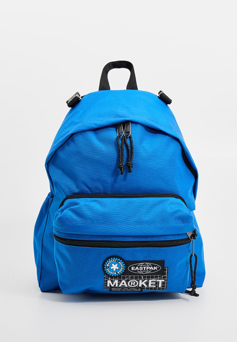 Sac à dos bleu avec un extérieur texturé, poche avant zippée et accents noirs. Comprend une étiquette de marque et des bretelles réglables.
