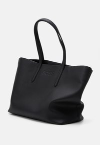 Zwarte leren totebag met geperst "BOSS"-logo, zachte textuur, dubbele handgrepen en een gestructureerde maar flexibele vorm.