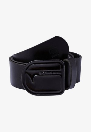 Ceinture en cuir noir enroulée avec une grande boucle noire rectangulaire arrondie gravée du logo "G-Star Raw".