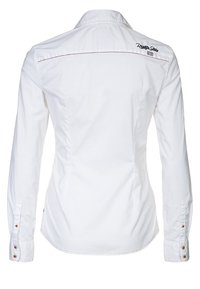 Biała koszula z długim rękawem o dopasowanym kroju, z mankietami na guziki i czerwonym przeszyciem na tylnej części koszuli. Charakterystyczne logo w pobliżu kołnierzyka.